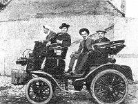 Prvi auto Taxi u Zagrebu 1901. godine  Prvi auto taxi pojavio se na Trgu bana Josipa Jelačića 11. lipnja 1901.godine. Nakon Buickove automobilske premijere, fijakerist Tadija Bartolović naručio je iz tvornice Nesseldorf u Badenu kraj Beča automobil i doveo prvi auto taksi u Zagreb. Njegov automobil imao je motor od 6 KS, težine 950 kilograma te je koštao 4600 kruna. U pokusnoj vožnji osim članova povjerenstva prisustvovao je i gradski načelnik Adolf Mošinski. Na Trgu Bana Josipa Jelačića se nalazilo stajalište prvog auto-fijakera. Pošto je cijena bila ista kao i kod fijakera građani su u velikom broju počeli koristiti usluge novog prijevoznog sredstva. Udruženje auto taksi prijevoznika grada Zagreba osnovano je 1924. godine. Pozivni centar se otvara 1977. godine i počinje s radom sa 160 vozila uključenih u radio mrežu.